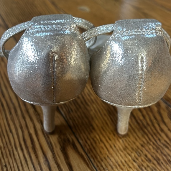 David’s Bridal Nayomi style gold glitter open toe heels. Good condition. Size 9 - Picture 3 of 10